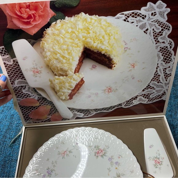 Vintage Mikasa Bone China Remembrance Floral Cake Plate and Server Set - Picture 4 of 11